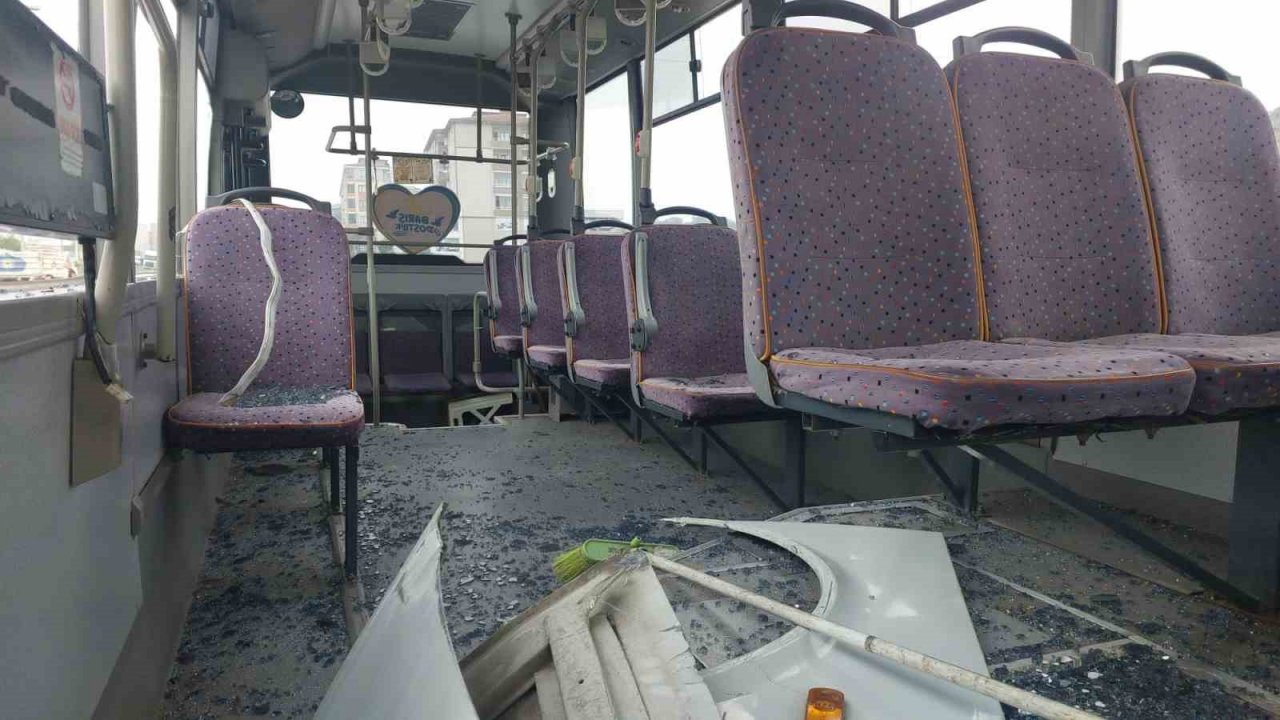 İş makinesi ile halk otobüsü çarpıştı: 7 yaralı