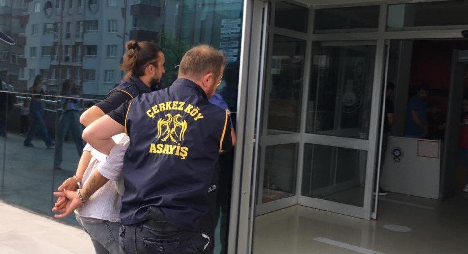 Kız arkadaşını süpürgenin kablosuyla boğarak öldüren zanlı adliyede