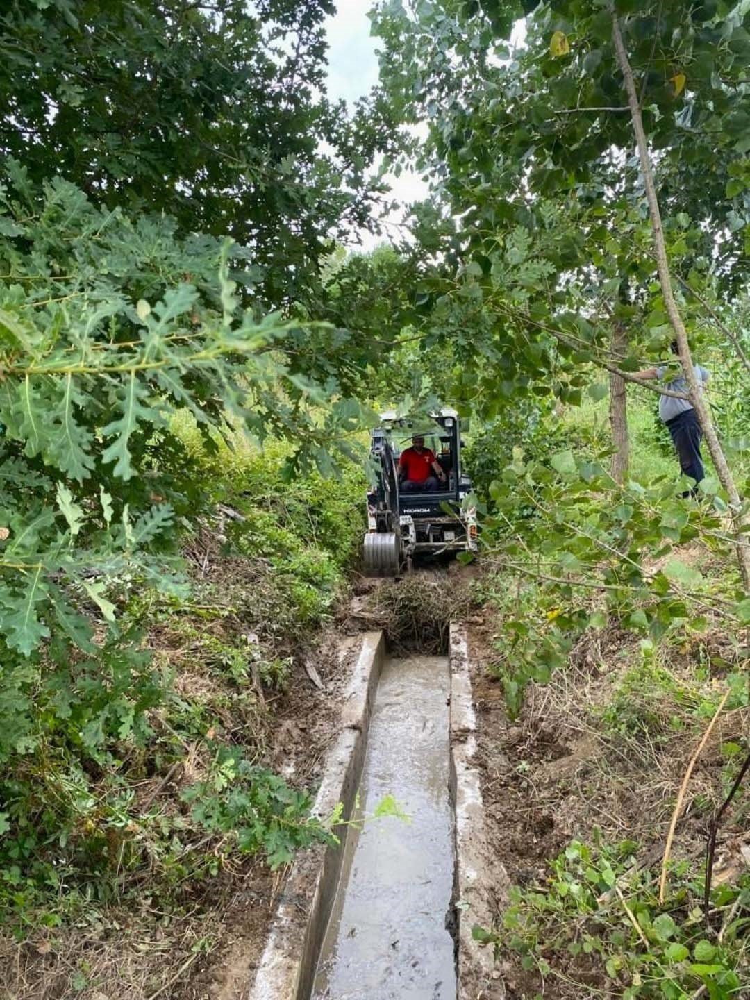 Tarımsal sulama kanalları temizleniyor