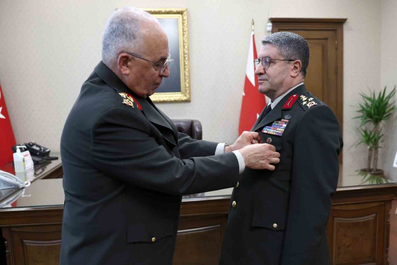 Kara Kuvvetleri Komutanlığında devir-teslim töreni