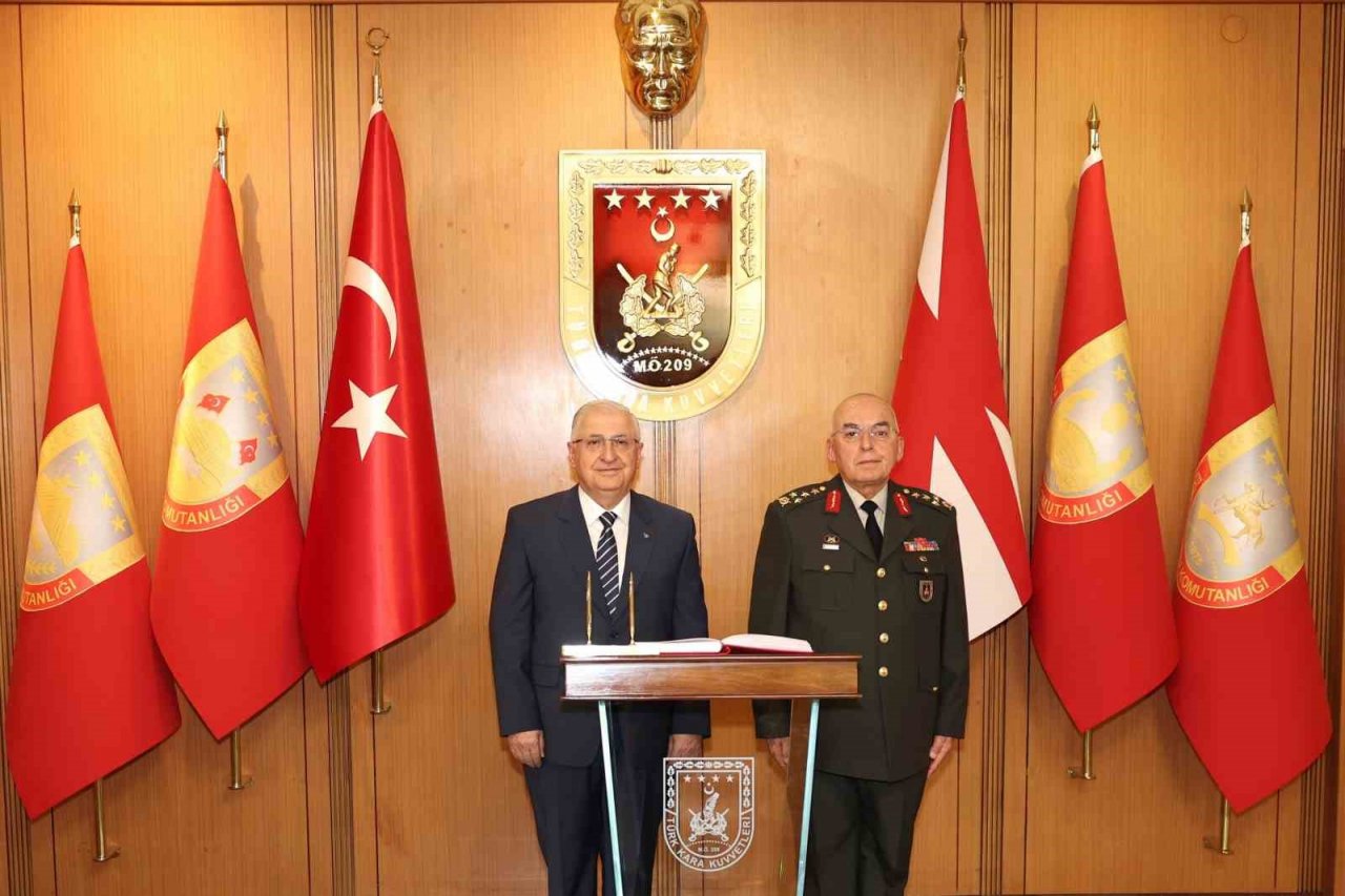 Kara Kuvvetleri Komutanlığında devir-teslim töreni