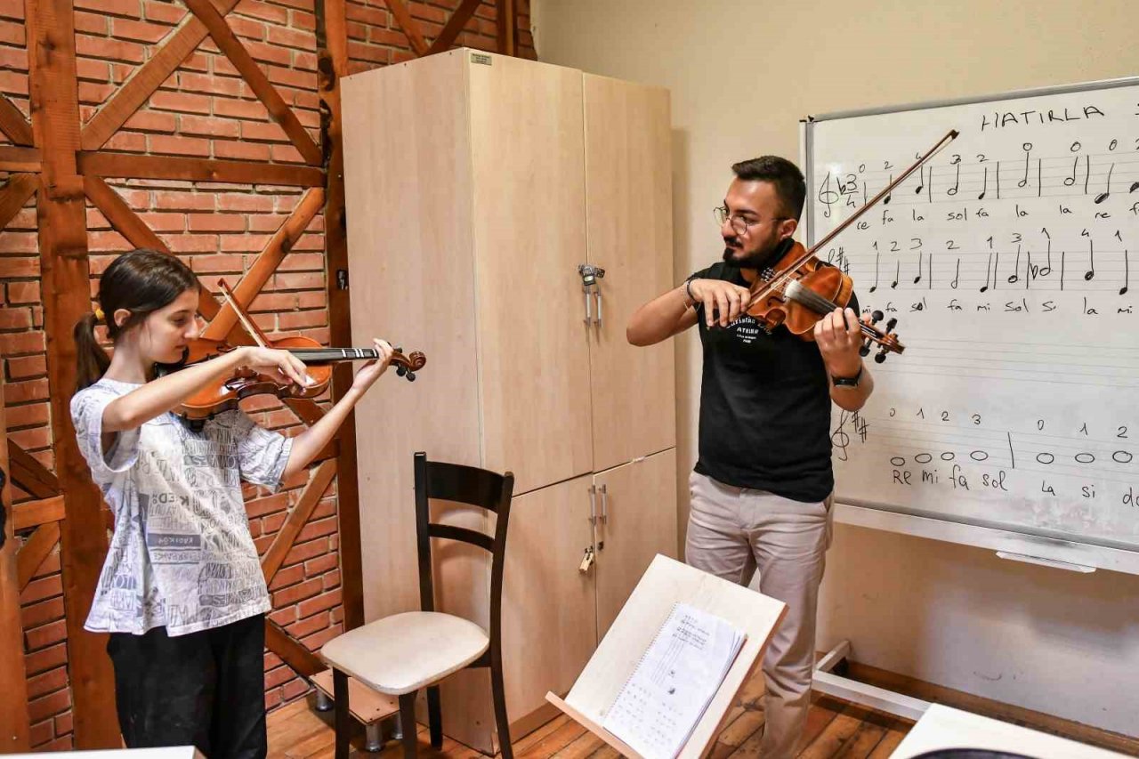 Muratpaşalı çocuklar sanatla iç içe