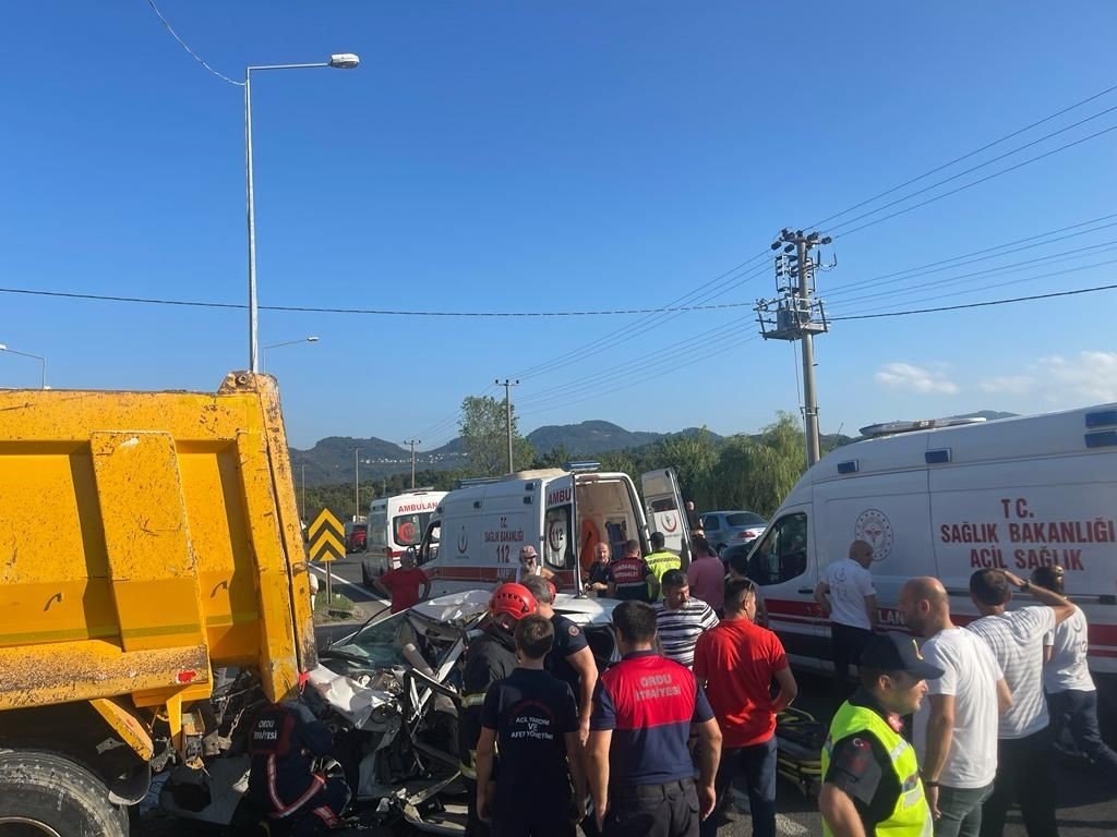 Otomobil hafriyat kamyonuna saplandı: 6 yaralı