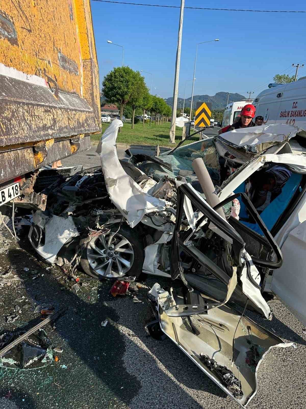 Otomobil hafriyat kamyonuna saplandı: 6 yaralı