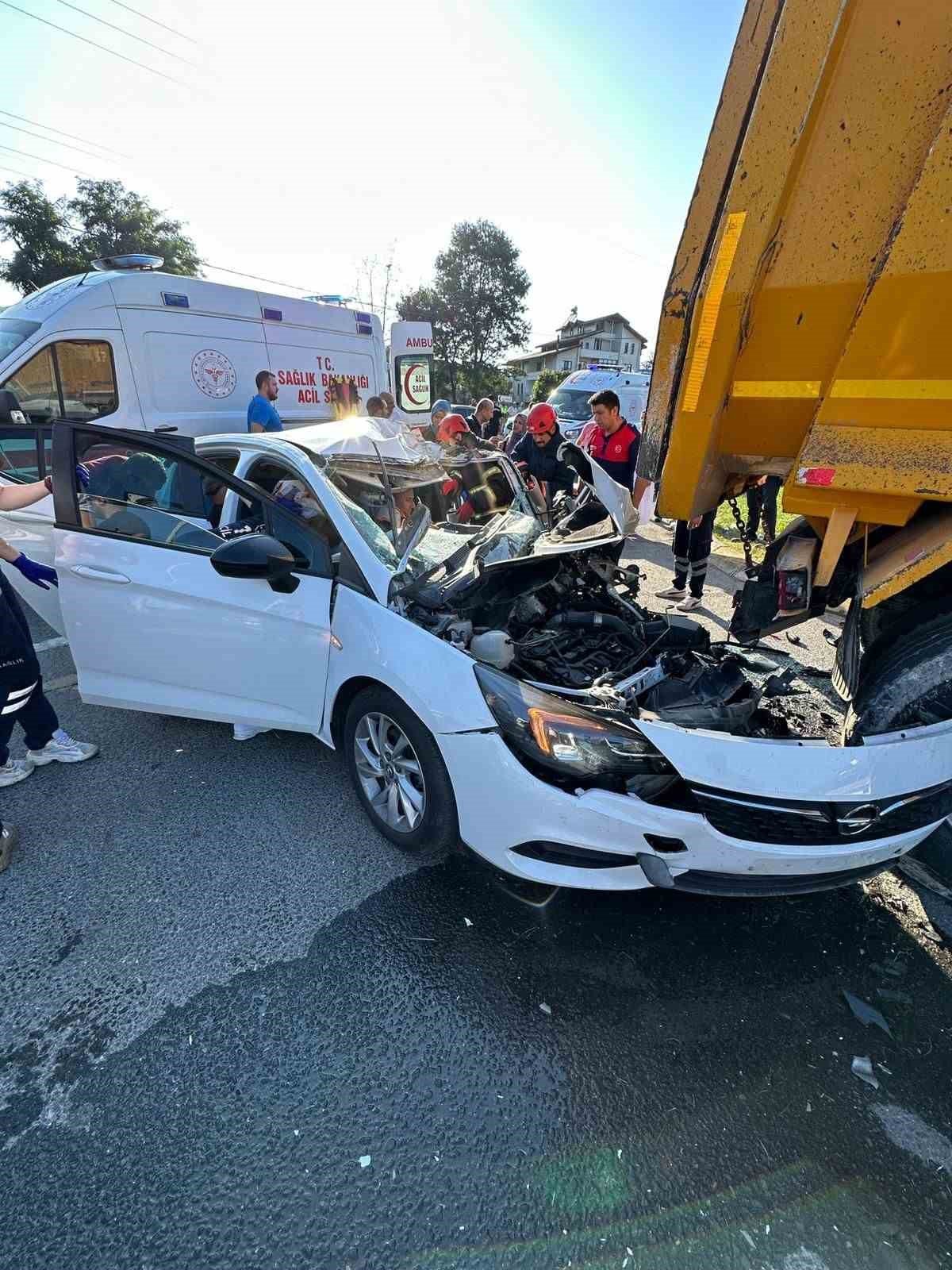 Otomobil hafriyat kamyonuna saplandı: 6 yaralı