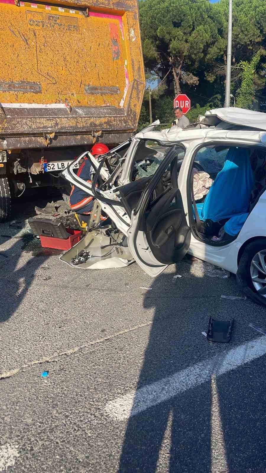 Otomobil hafriyat kamyonuna saplandı: 6 yaralı