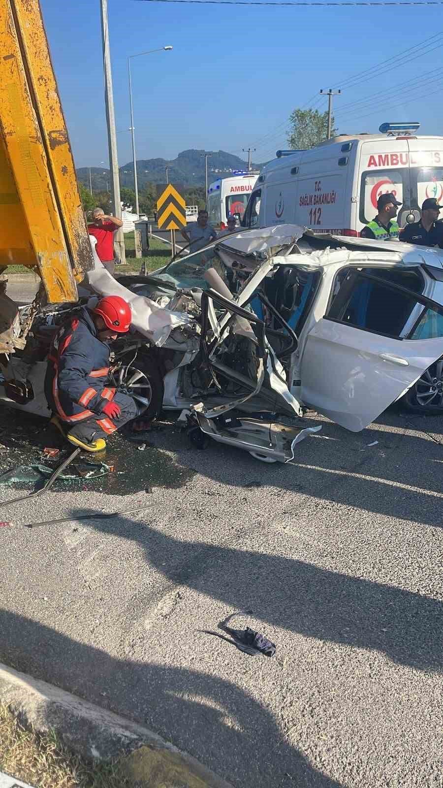 Otomobil hafriyat kamyonuna saplandı: 6 yaralı