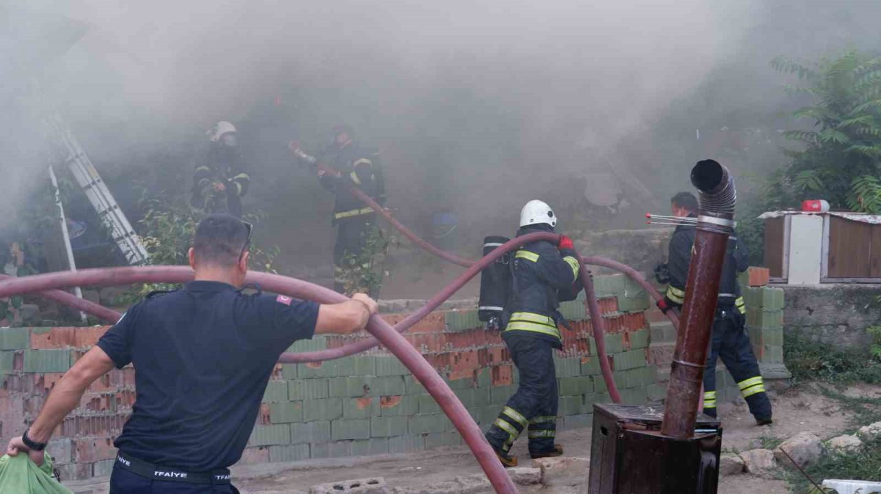 Çocuğun çakmakla oyunu evi kül etti, aile gözyaşları içinde kaldı