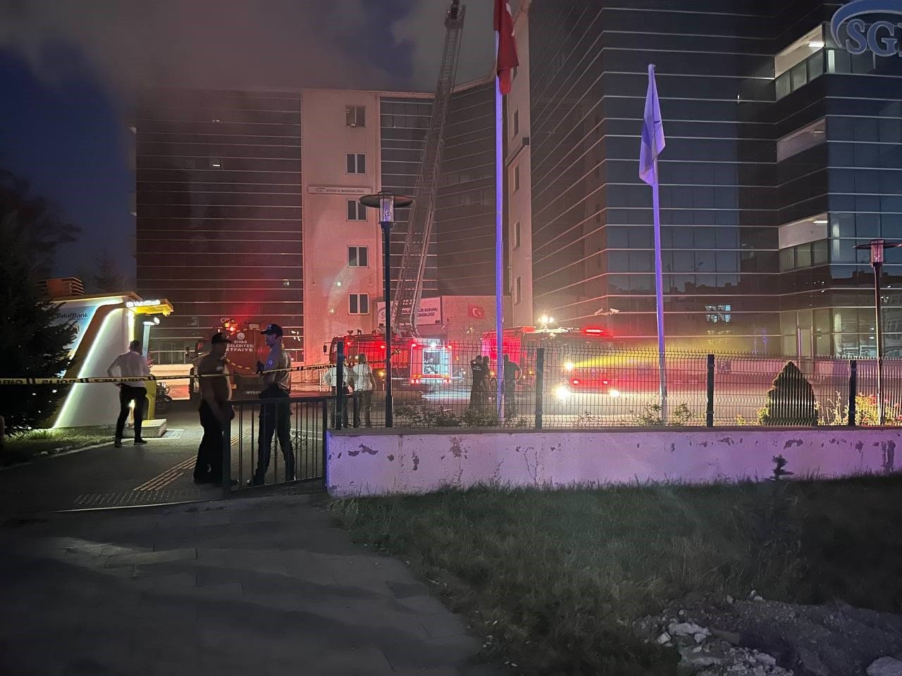 SGK İl Müdürlüğü binasının çatısında çıkan yangın ekipleri alarma geçirdi