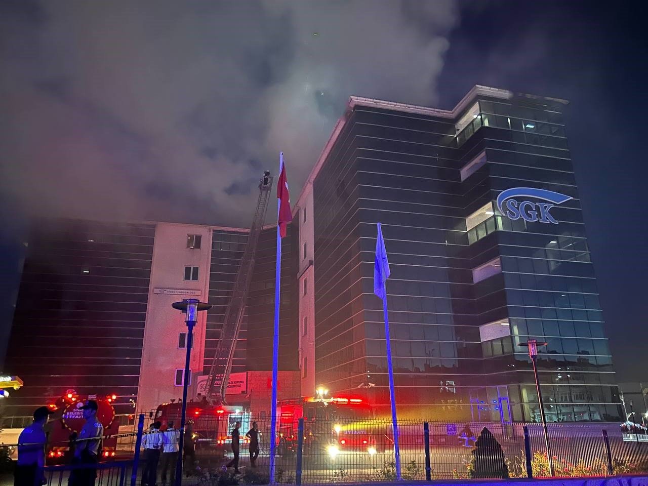 SGK İl Müdürlüğü binasının çatısında çıkan yangın ekipleri alarma geçirdi