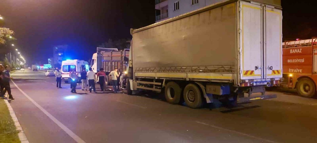 Uşak’ta kamyon tıra arkadan çarptı: 1 yaralı