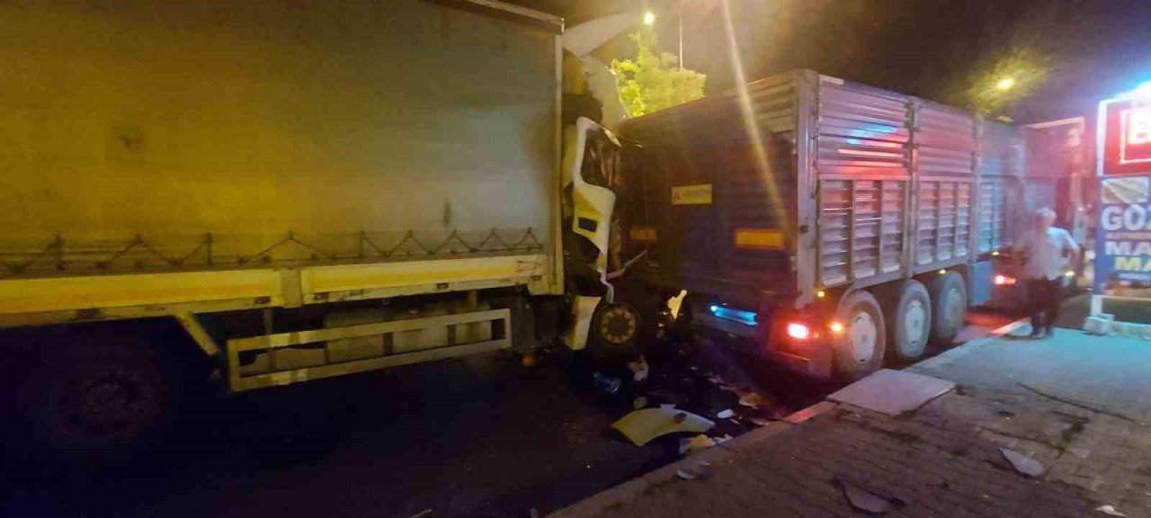 Uşak’ta kamyon tıra arkadan çarptı: 1 yaralı