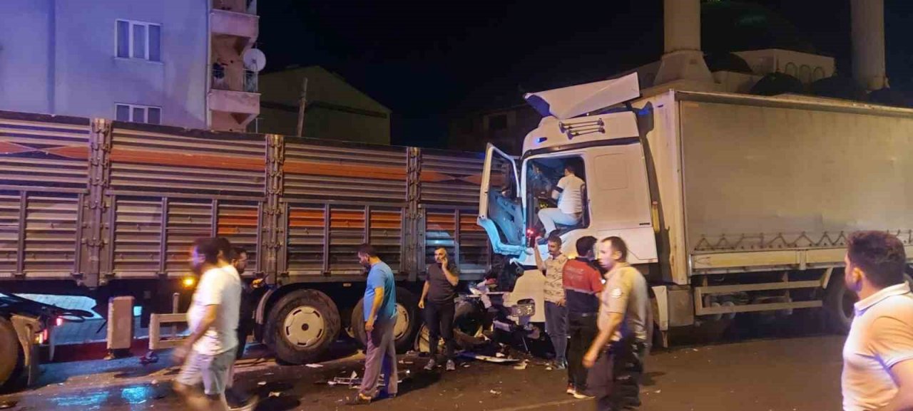 Uşak’ta kamyon tıra arkadan çarptı: 1 yaralı