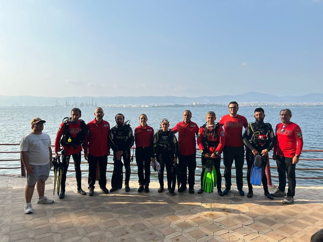 Marmara depreminin 24. yıl dönümünde batık şehre dalarak bayrak açtılar