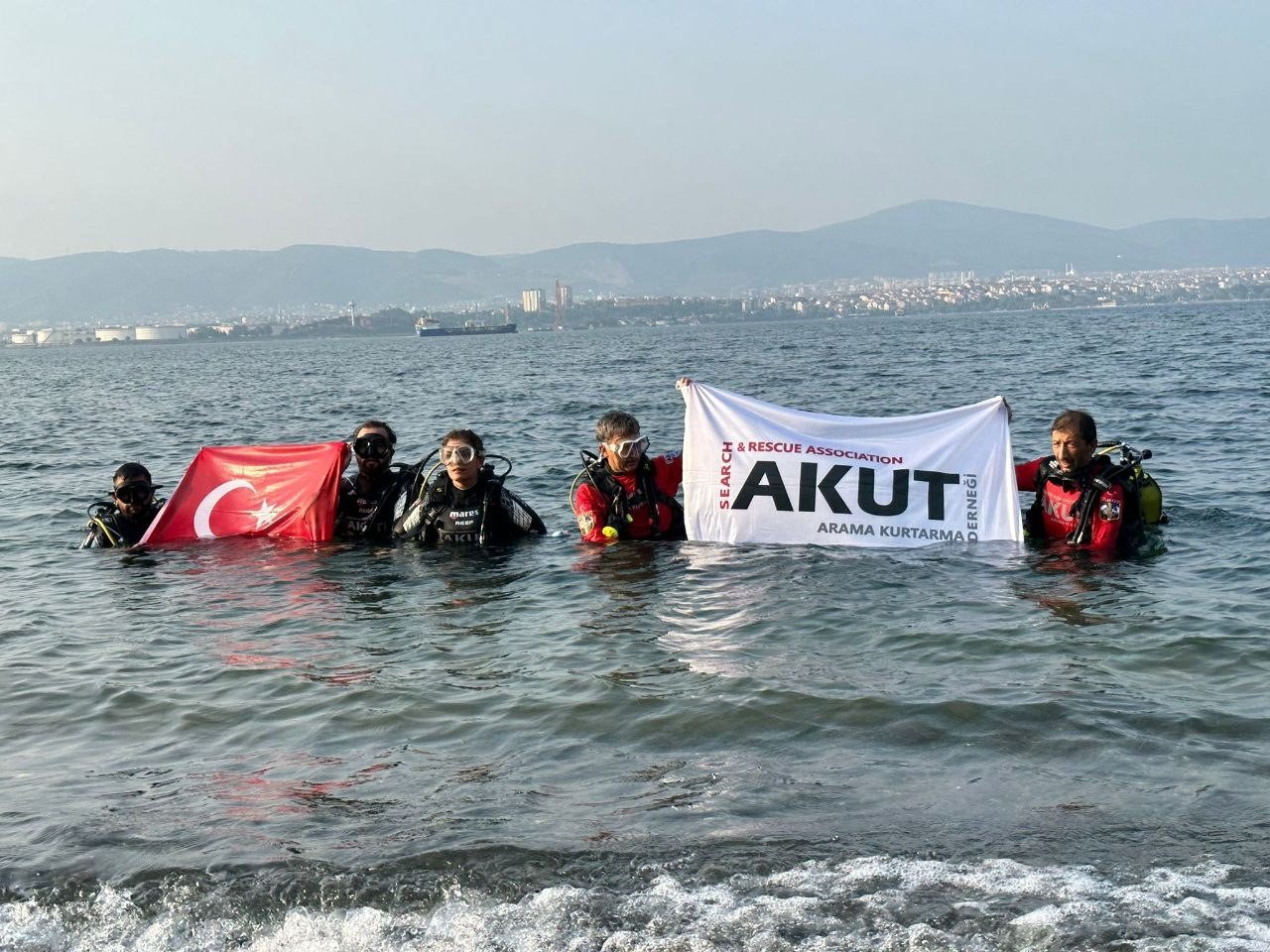 Marmara depreminin 24. yıl dönümünde batık şehre dalarak bayrak açtılar