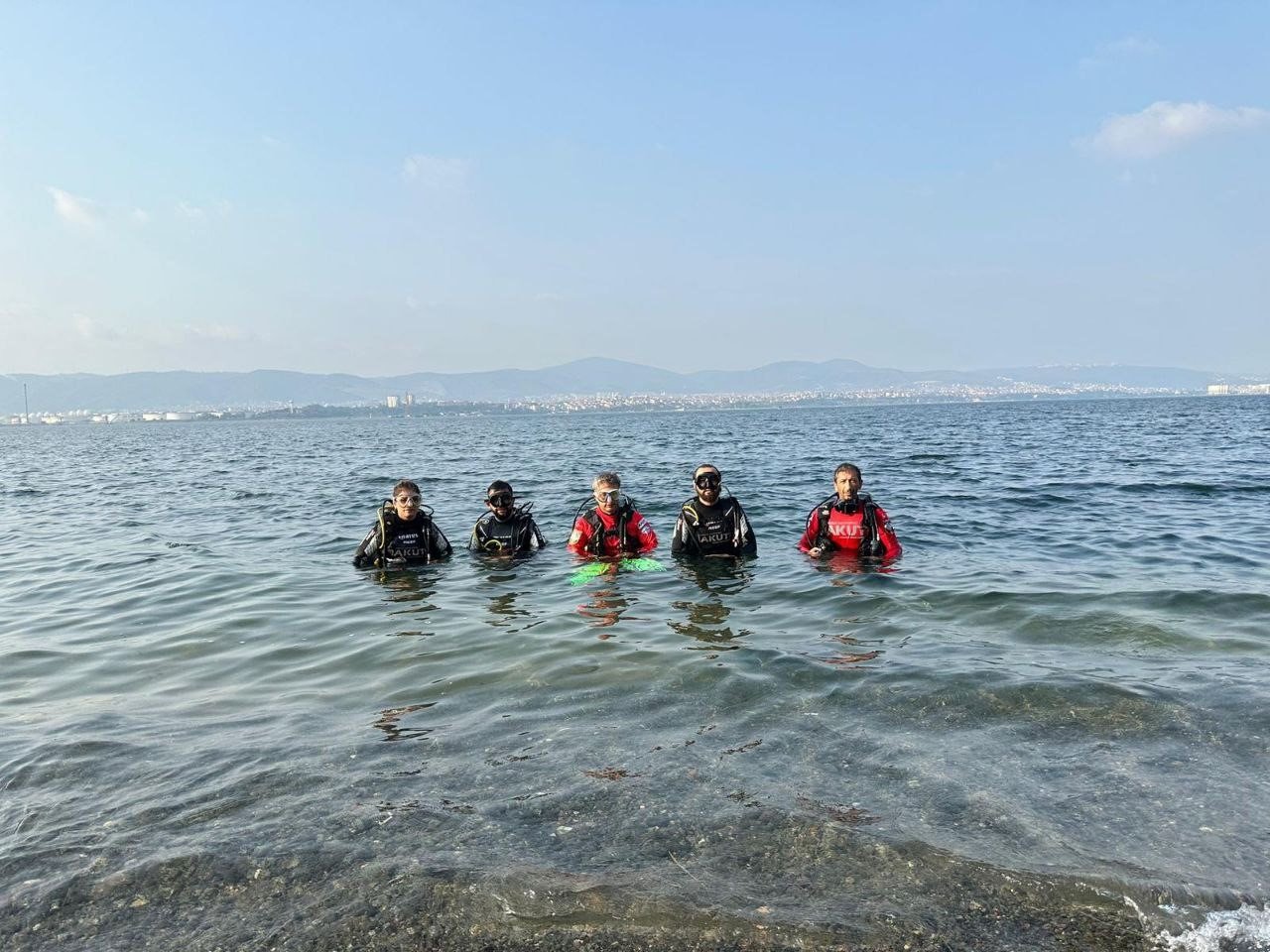 Marmara depreminin 24. yıl dönümünde batık şehre dalarak bayrak açtılar