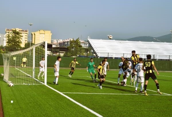 Aliağaspor FK, Manisa FK U19 takımını hazırlık maçında 4-1 yendi