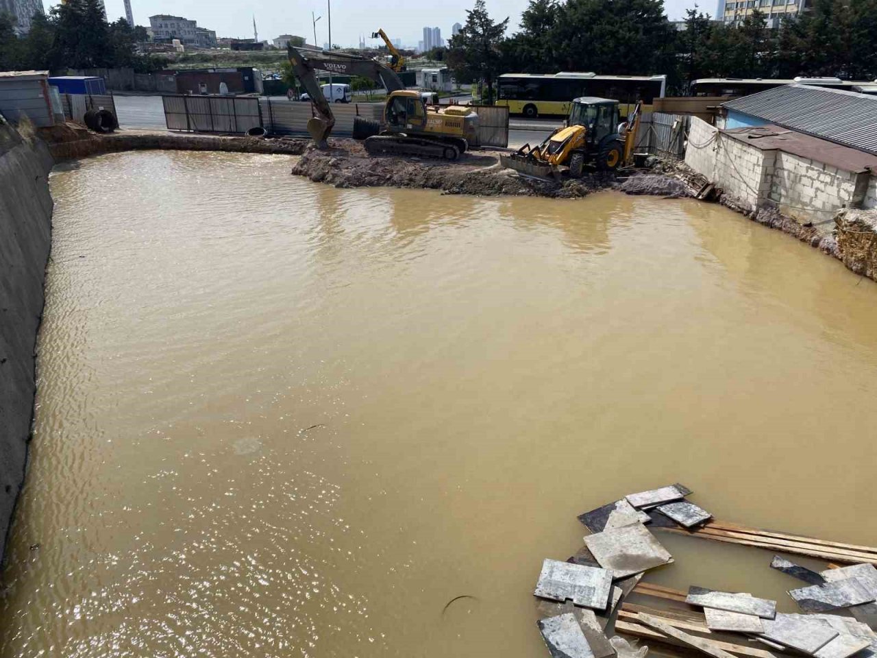 Ataşehir’de inşaat sırasında su borusu patladı