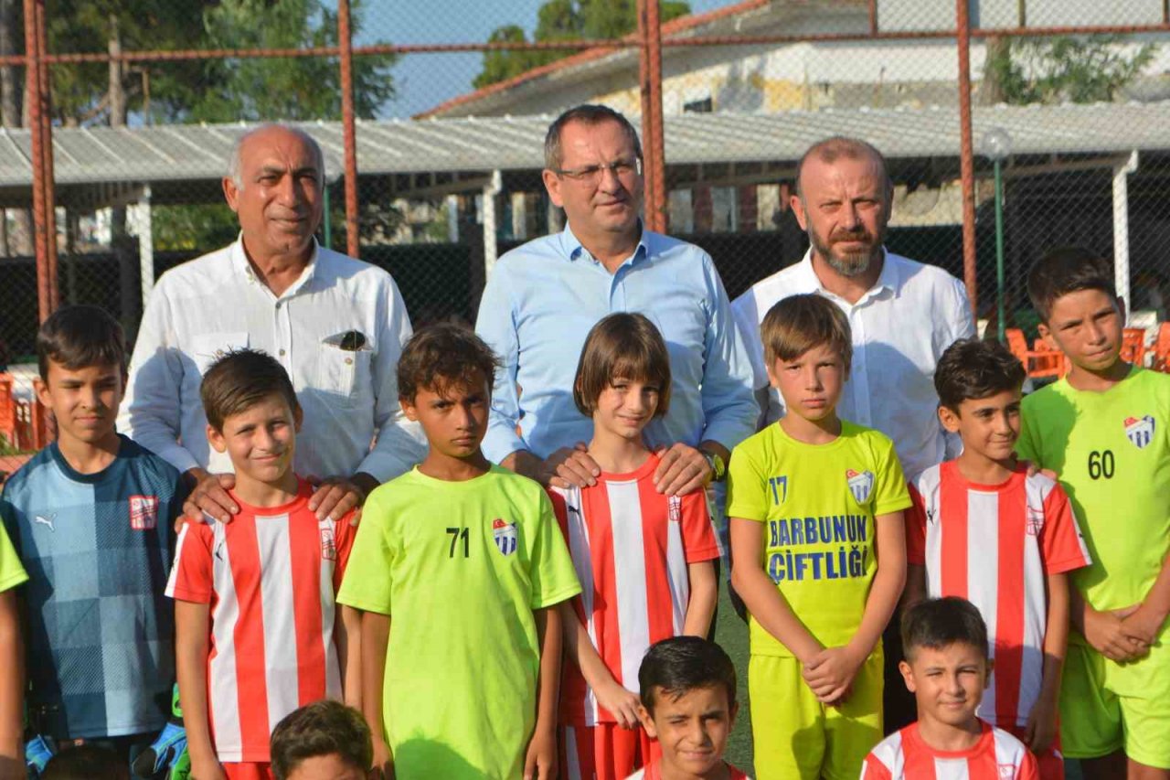 Ayvalık’ta 2023-Cumhuriyet Kupası Başkan Ergin’in santra vuruşuyla başladı