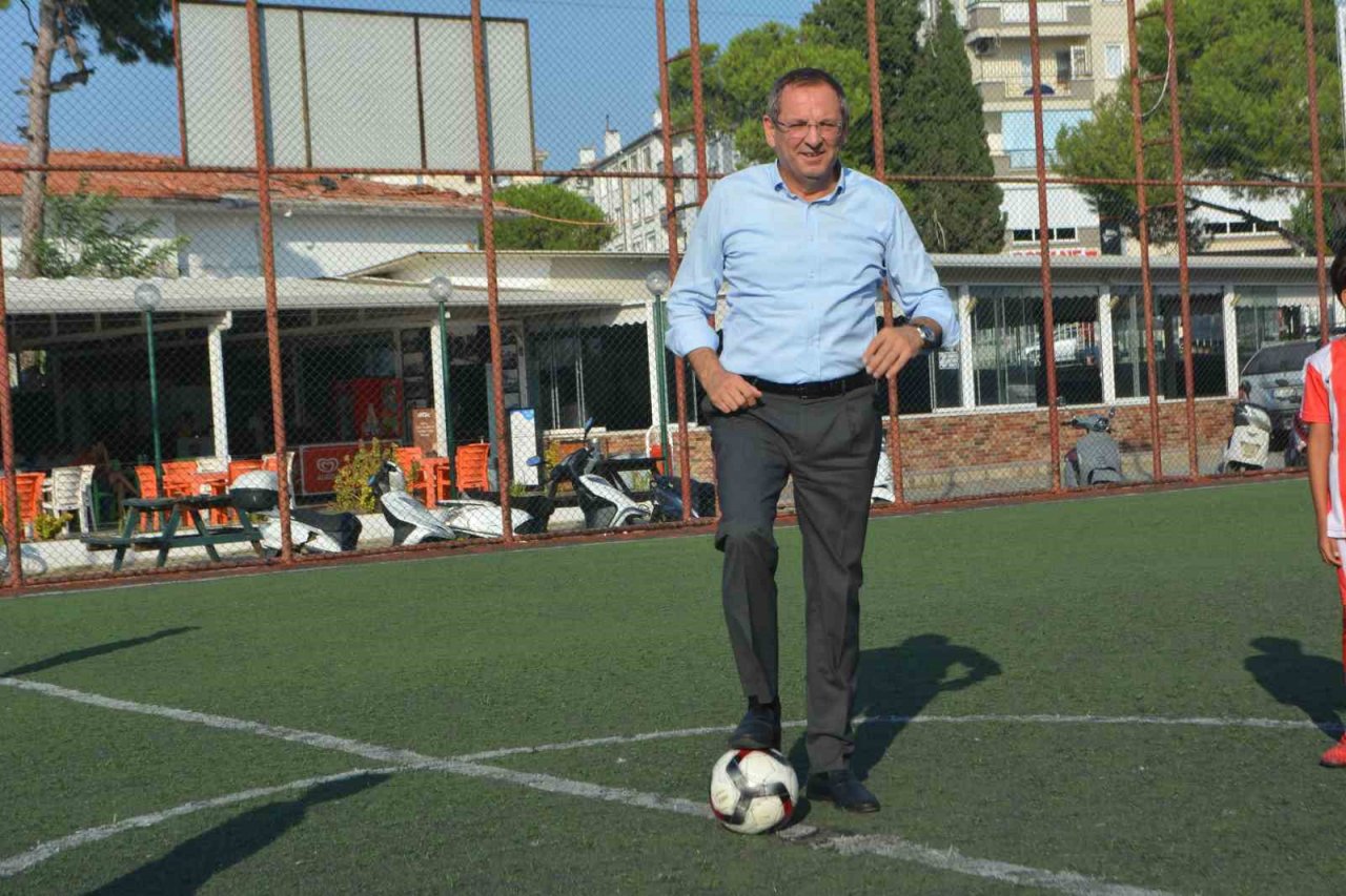 Ayvalık’ta 2023-Cumhuriyet Kupası Başkan Ergin’in santra vuruşuyla başladı