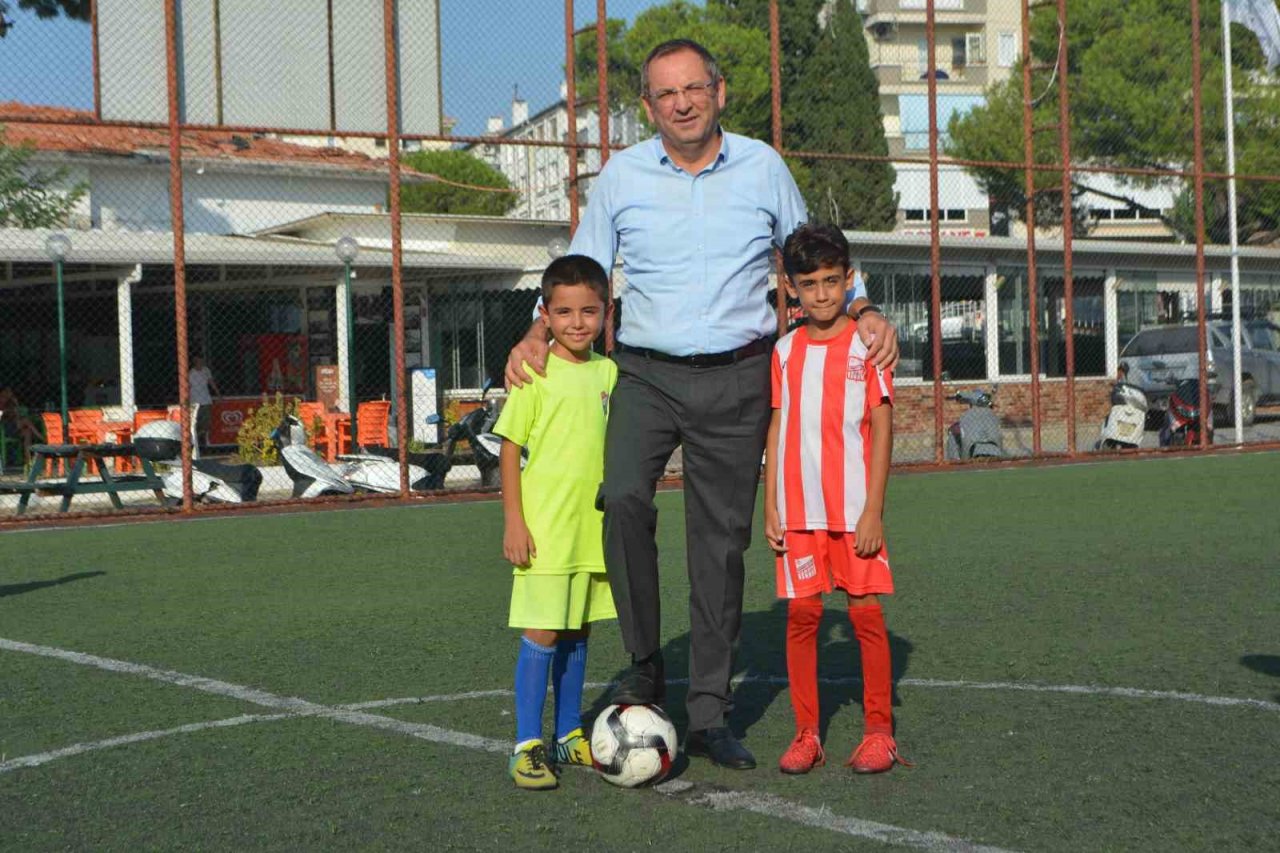 Ayvalık’ta 2023-Cumhuriyet Kupası Başkan Ergin’in santra vuruşuyla başladı