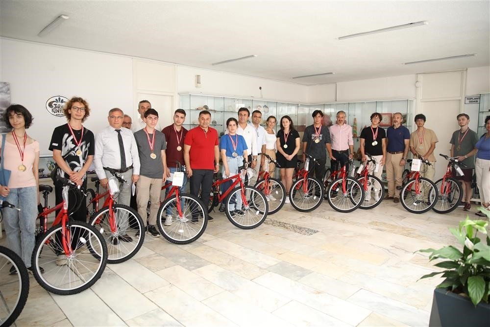 Başkan Yücel’den YKS şampiyonlarına hediye