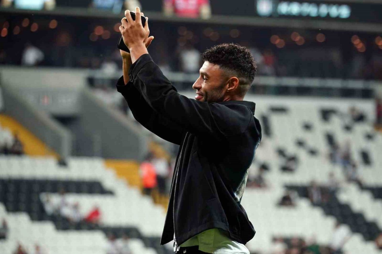 Chamberlain ve Rashica Beşiktaş tribünlerini selamladı