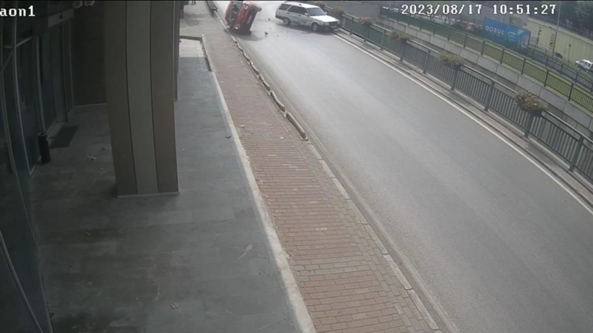 Anne yüreği...Bayan sürücü aracıyla takla attı, kazayı unutup araçtan çıkan kızına koştu