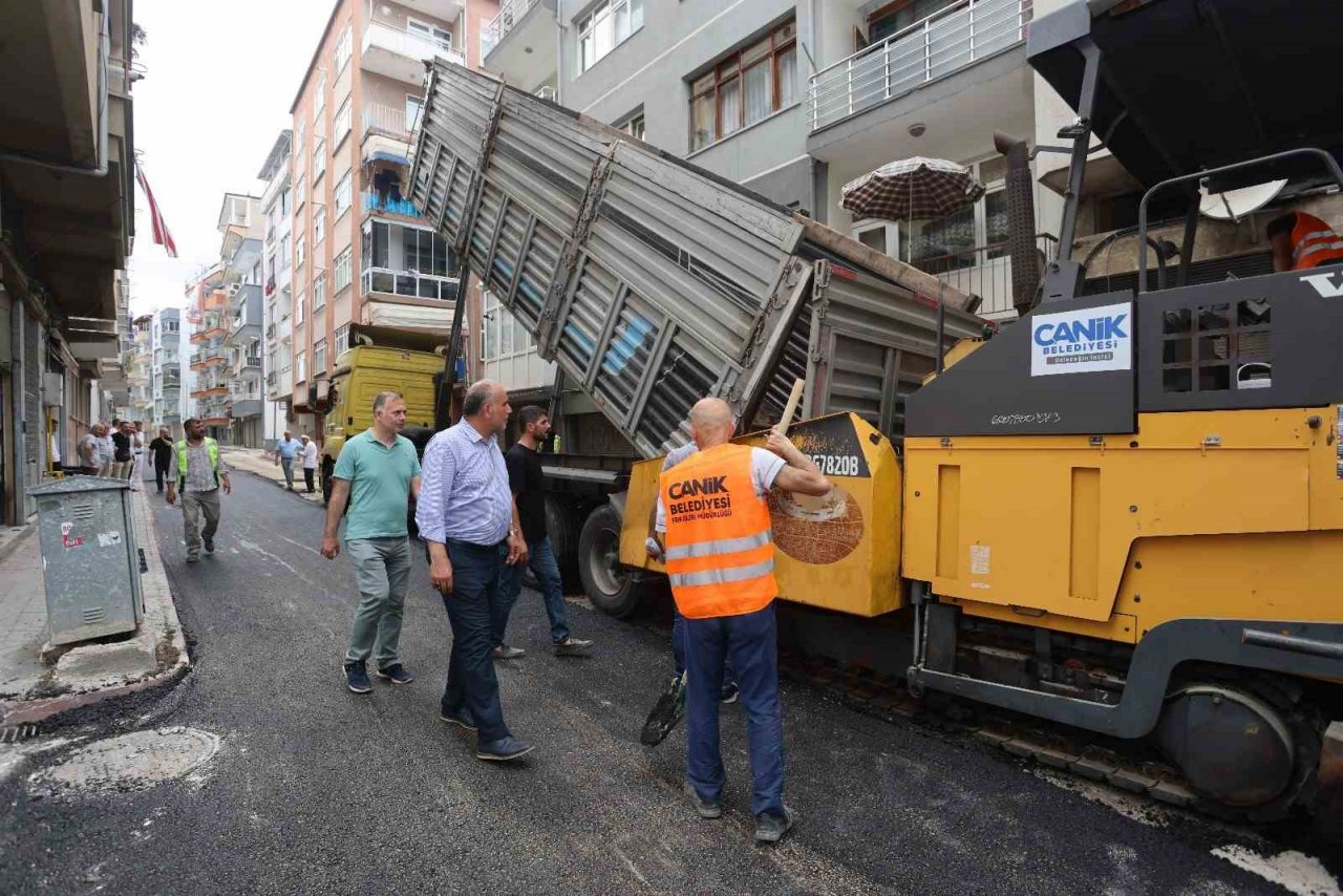 Başkan Sandıkçı: “İlçemizi güvenli ve konforlu yollarla donatıyoruz”