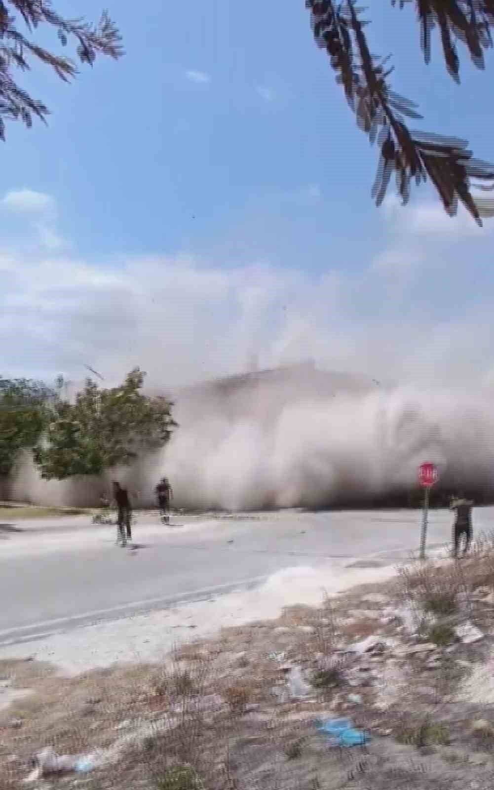 10 katlı binanın yıkımı esnasında meraklı vatandaşların yaşadığı panik kamerada