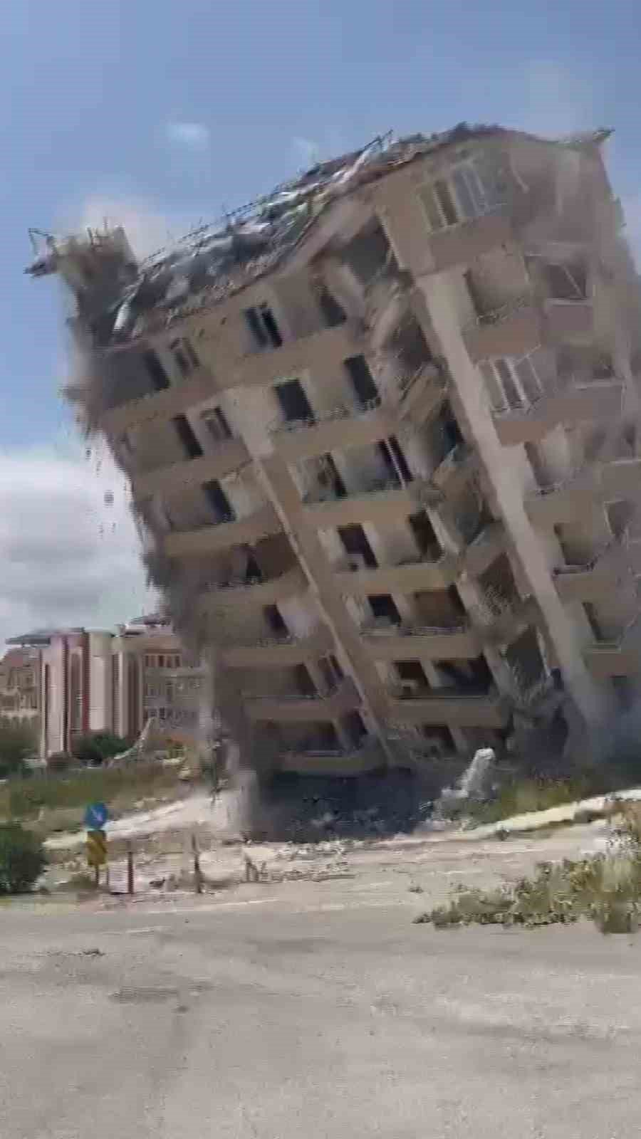 10 katlı binanın yıkımı esnasında meraklı vatandaşların yaşadığı panik kamerada