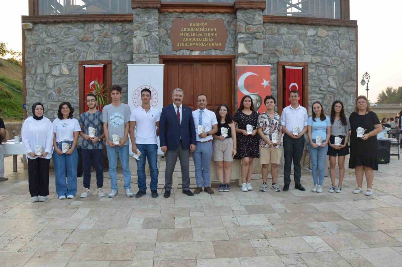 YKS’de başarılı öğrenciler ödüllendirildi