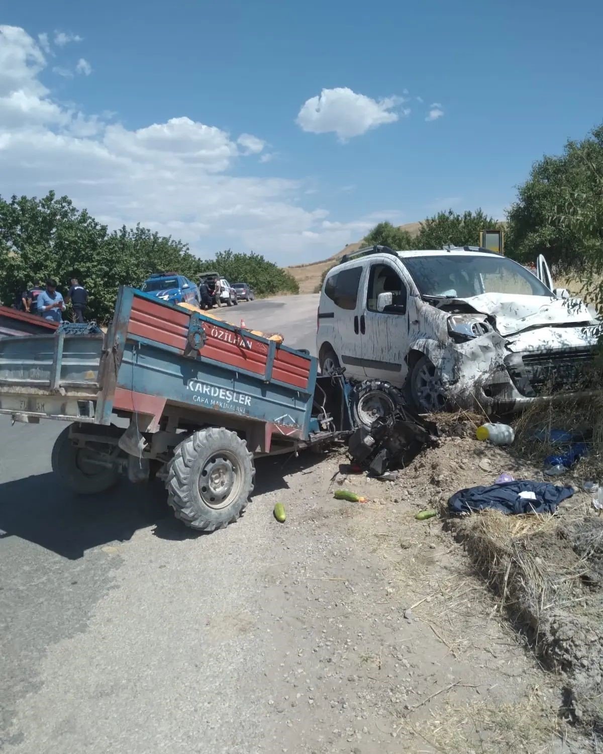 Elazığ’da römorklu çapa makinesi ile hafif ticari araç çarpıştı: 2 yaralı