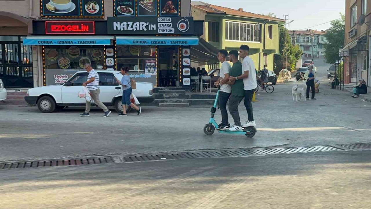 Bir scooterde 3 kişi