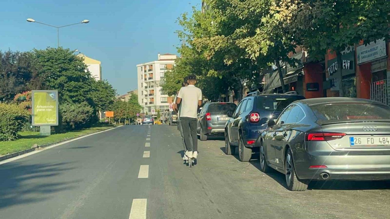 Bir scooterde 3 kişi