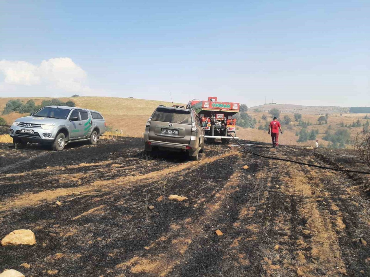 Anız yakılmasıyla tarlada başlayan yangın ormanlık alana sıçramadan söndürüldü