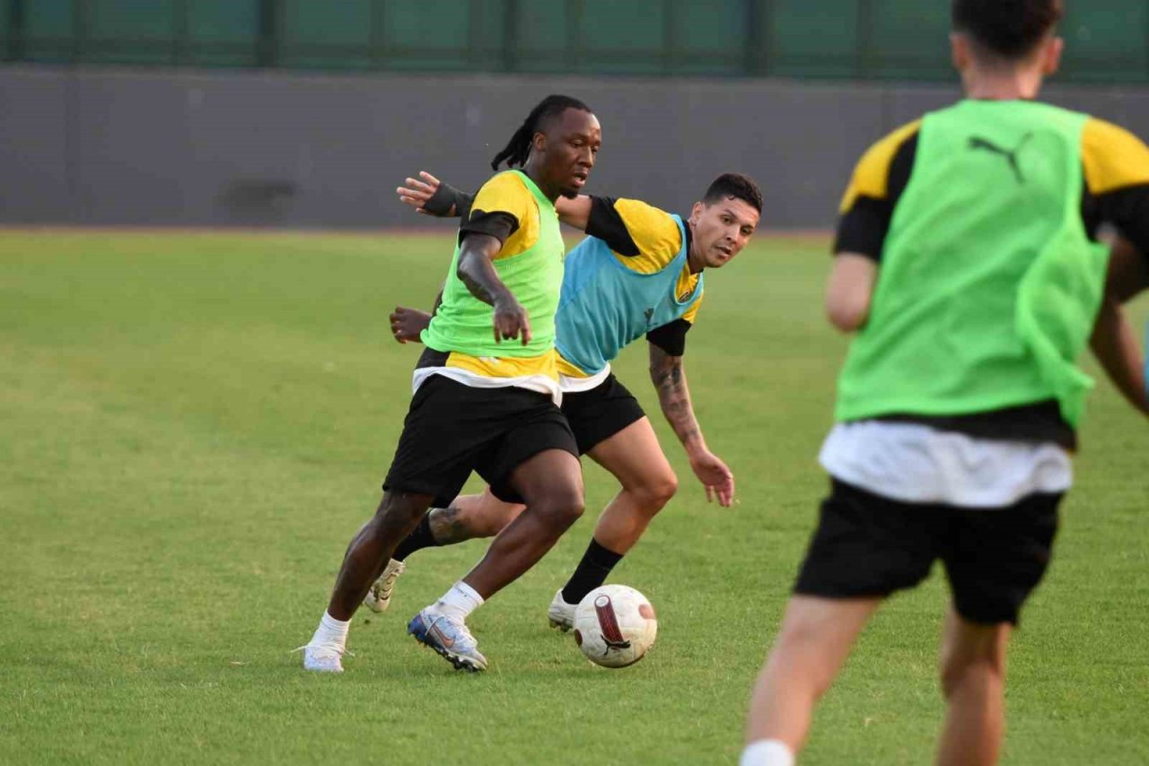 Osman Zeki Korkmaz: "Transferde birkaç oyuncu ile temasımız var"