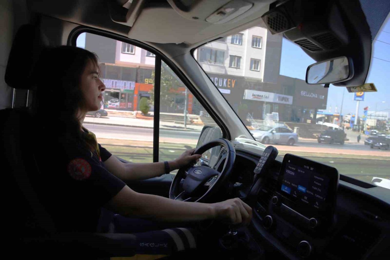 2 milyonluk şehrin tek kadın ambulans şoförü