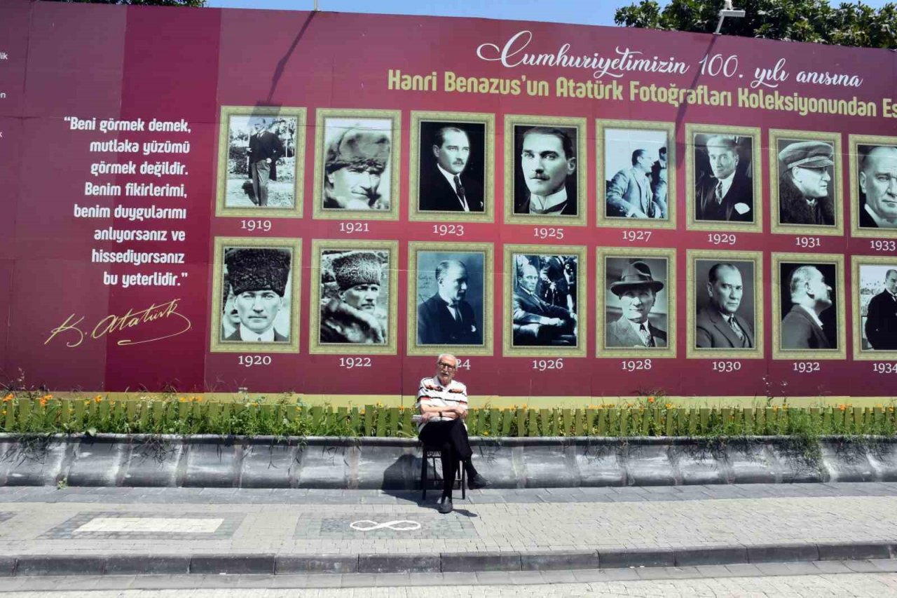 Koleksiyondaki Atatürk fotoğraflarını görünce duygulandı