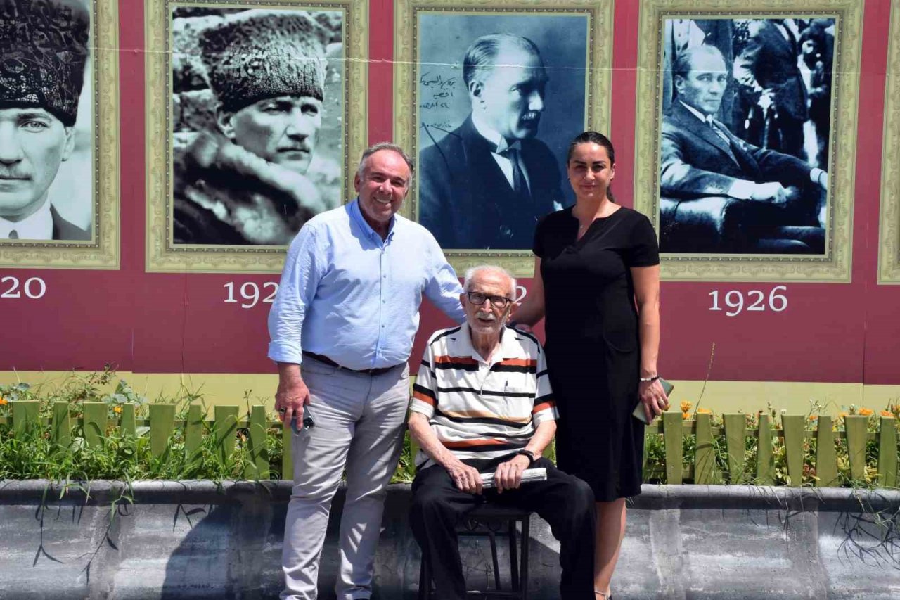Koleksiyondaki Atatürk fotoğraflarını görünce duygulandı
