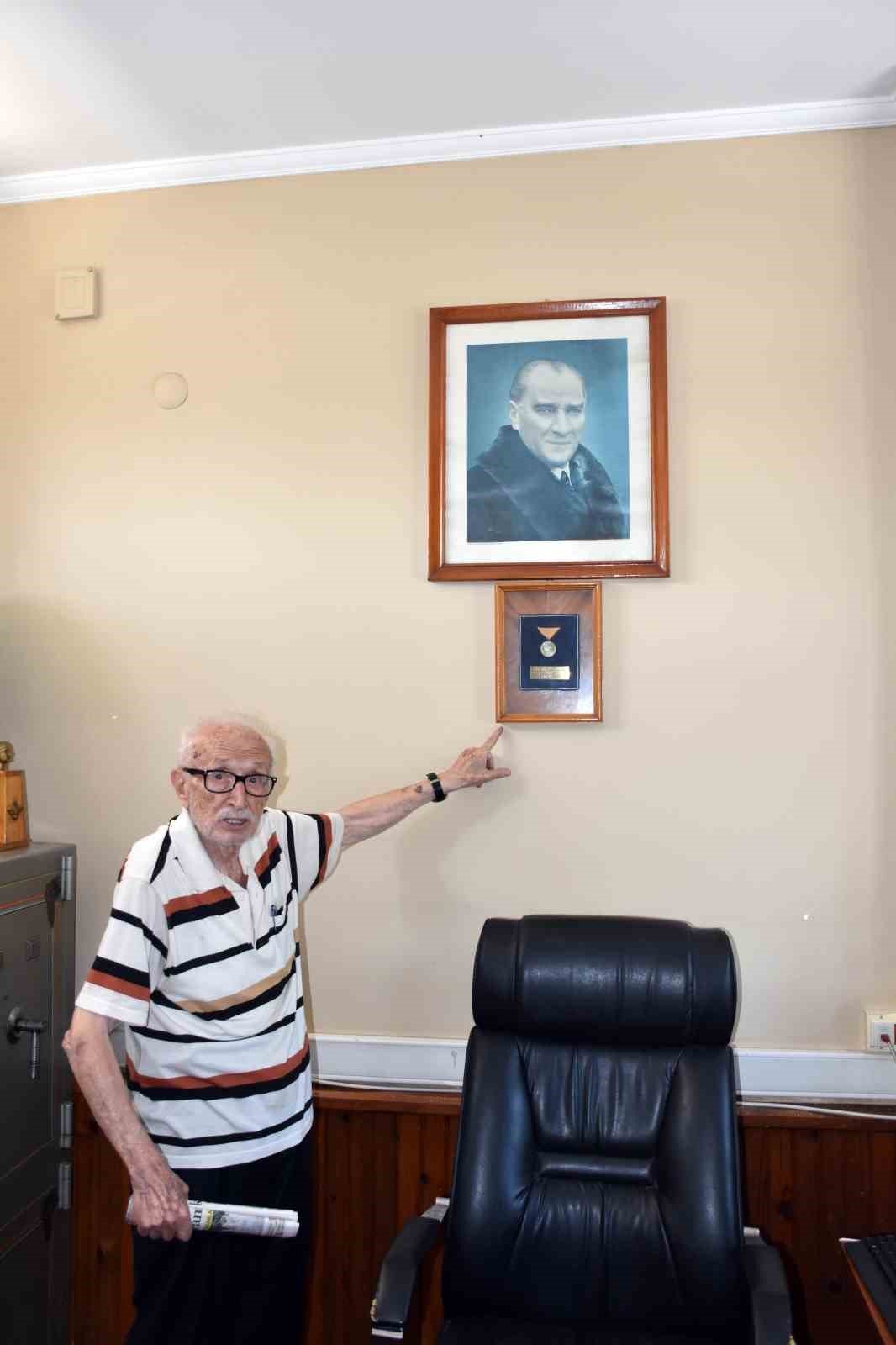 Koleksiyondaki Atatürk fotoğraflarını görünce duygulandı