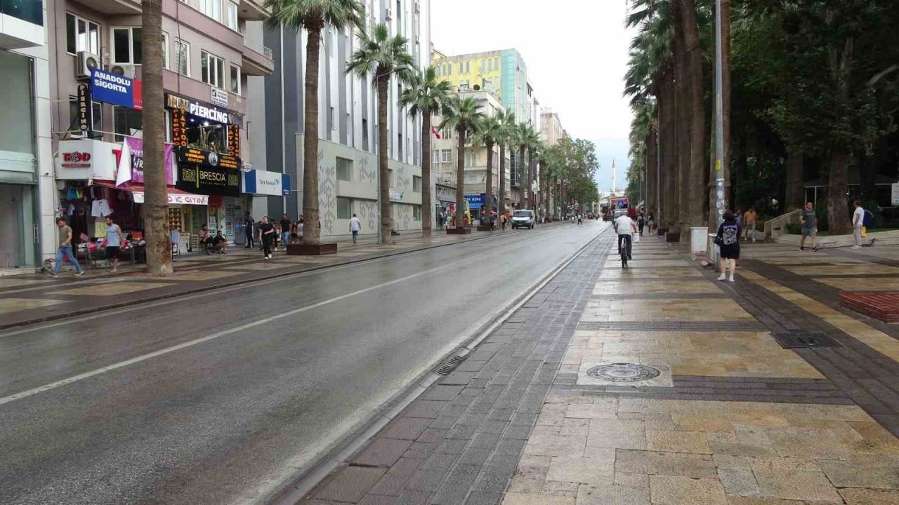 Çöl sıcaklıklarıyla kavrulan Denizli, yaz yağmuruyla serinledi