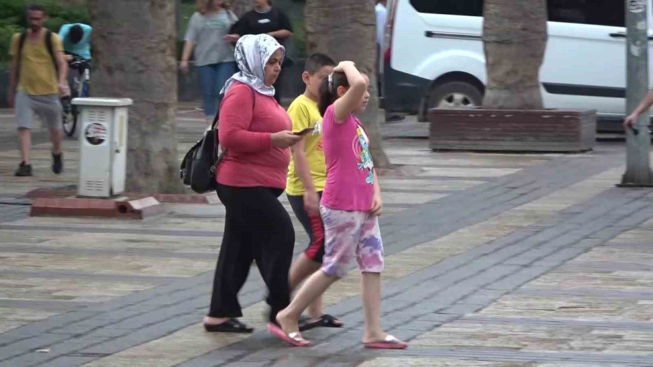 Çöl sıcaklıklarıyla kavrulan Denizli, yaz yağmuruyla serinledi