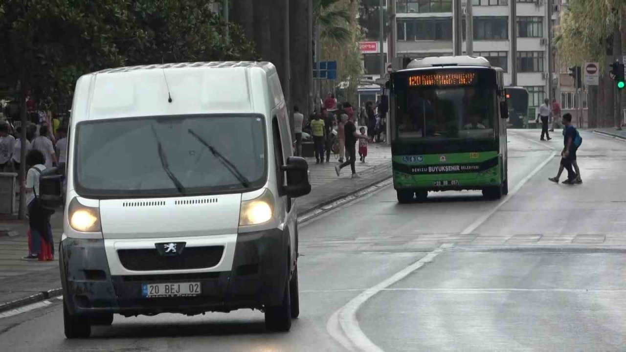 Çöl sıcaklıklarıyla kavrulan Denizli, yaz yağmuruyla serinledi