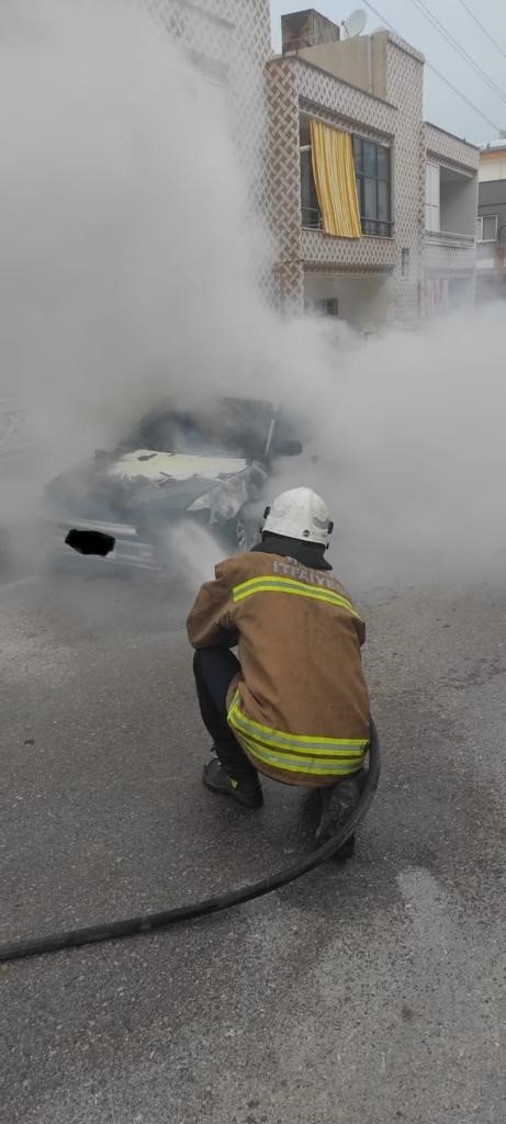 Yanan araç demir yığınına döndü