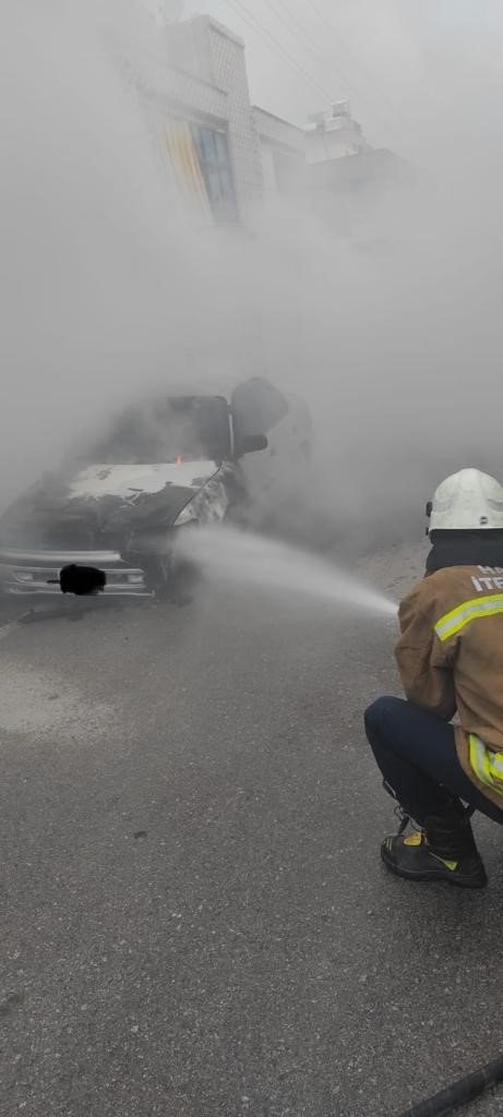 Yanan araç demir yığınına döndü