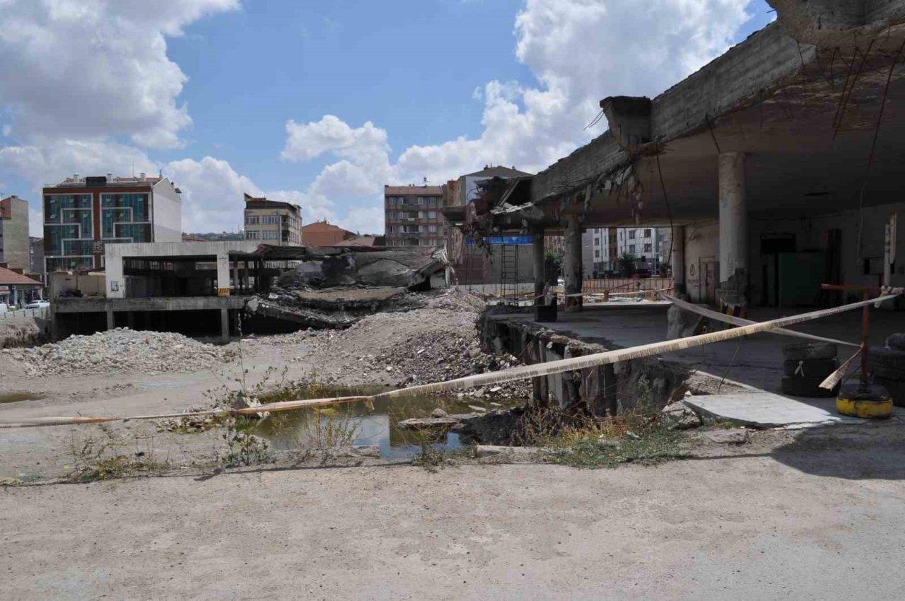 Yıllardır atıl durumda olan eski otogar binası yıkılmayı bekliyor