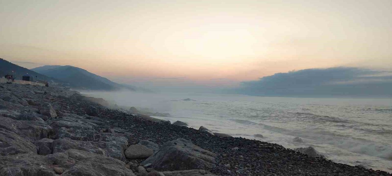 Kastamonu’da deniz sıcaklığı 11 dereceye düştü, denizin üzerinde sis bulutu oluştu