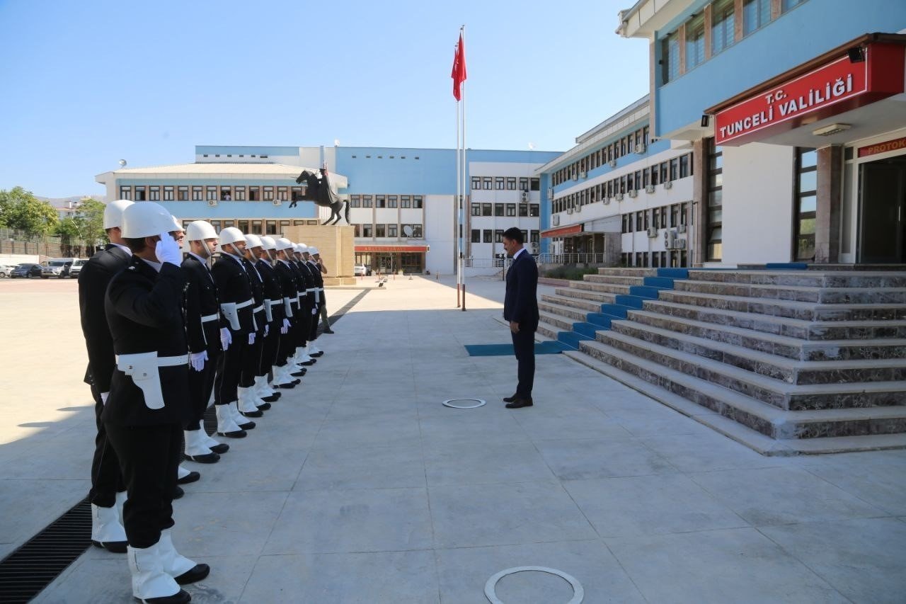 Göreve başlayan Tunceli Valisi Tekbıyıkoğlu: "Çiçek göndermeyin, depremden etkilenen bölgelere yardım edin”