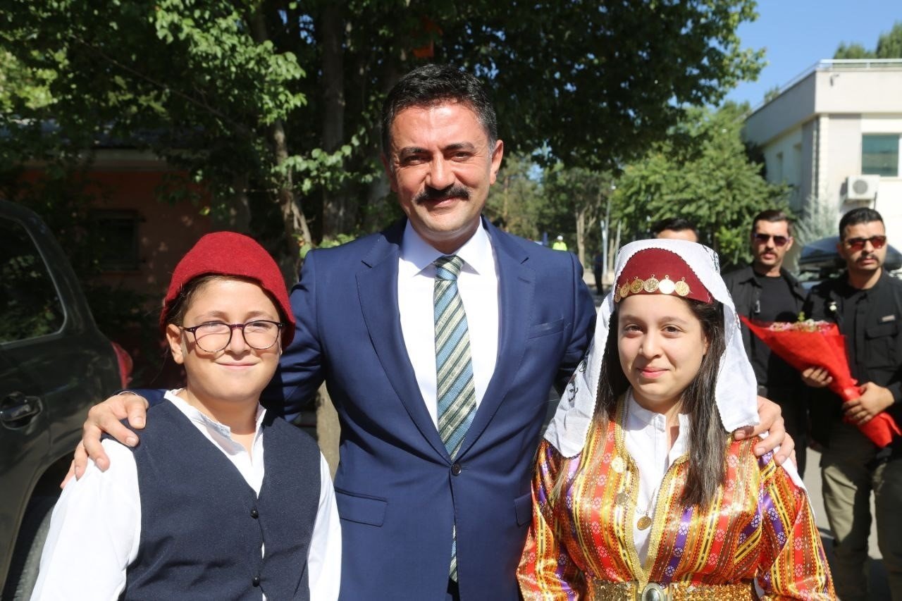 Göreve başlayan Tunceli Valisi Tekbıyıkoğlu: "Çiçek göndermeyin, depremden etkilenen bölgelere yardım edin”